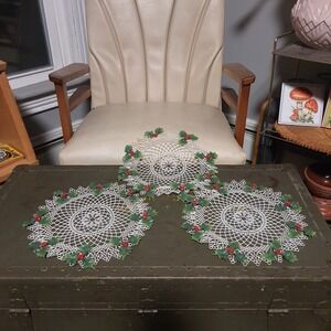 Vintage 3 Piece Plastic 12" Round Holly Christmas Table Lace Look Candle Mat Hol